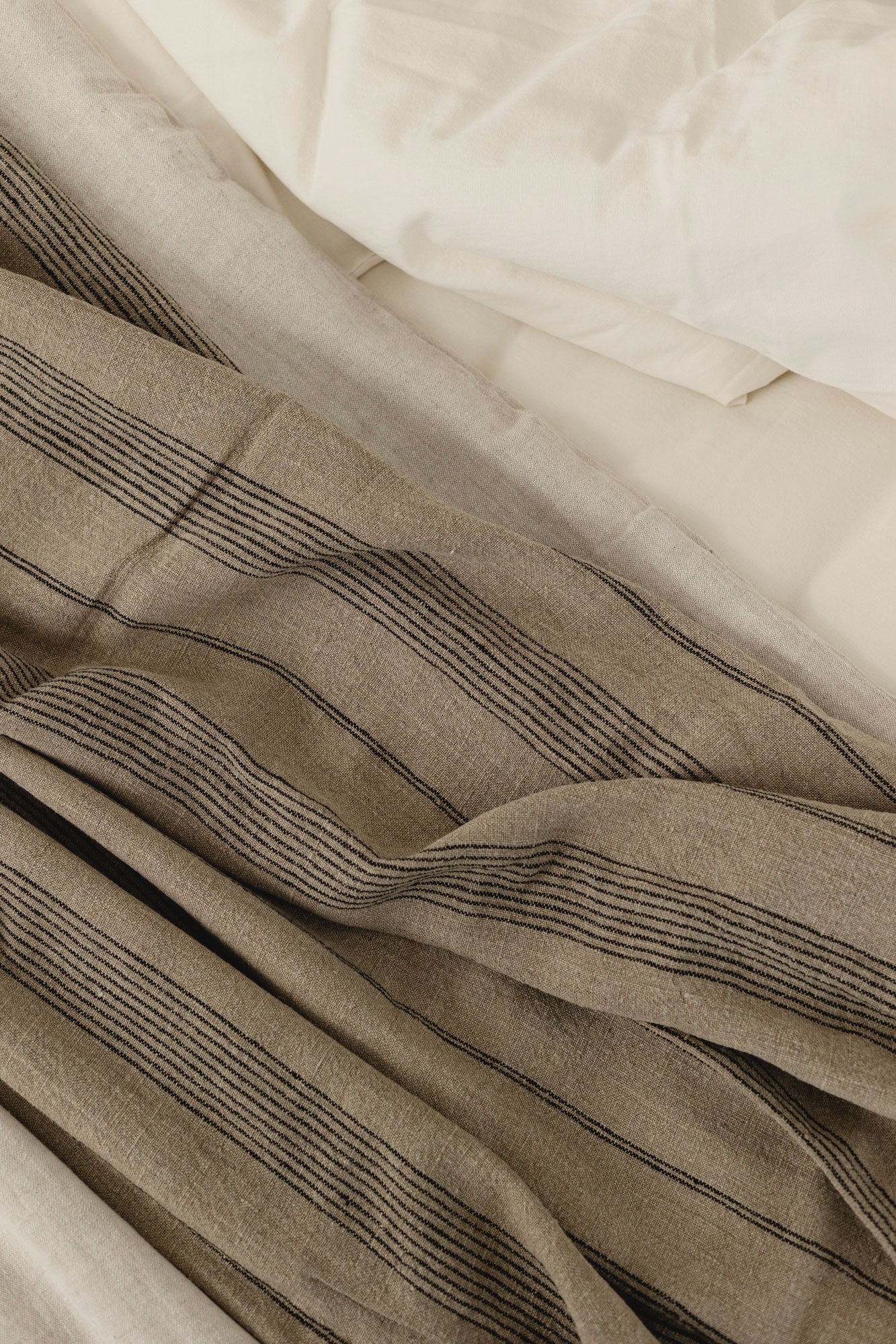 Throw Lineas Lino Natural + Negro